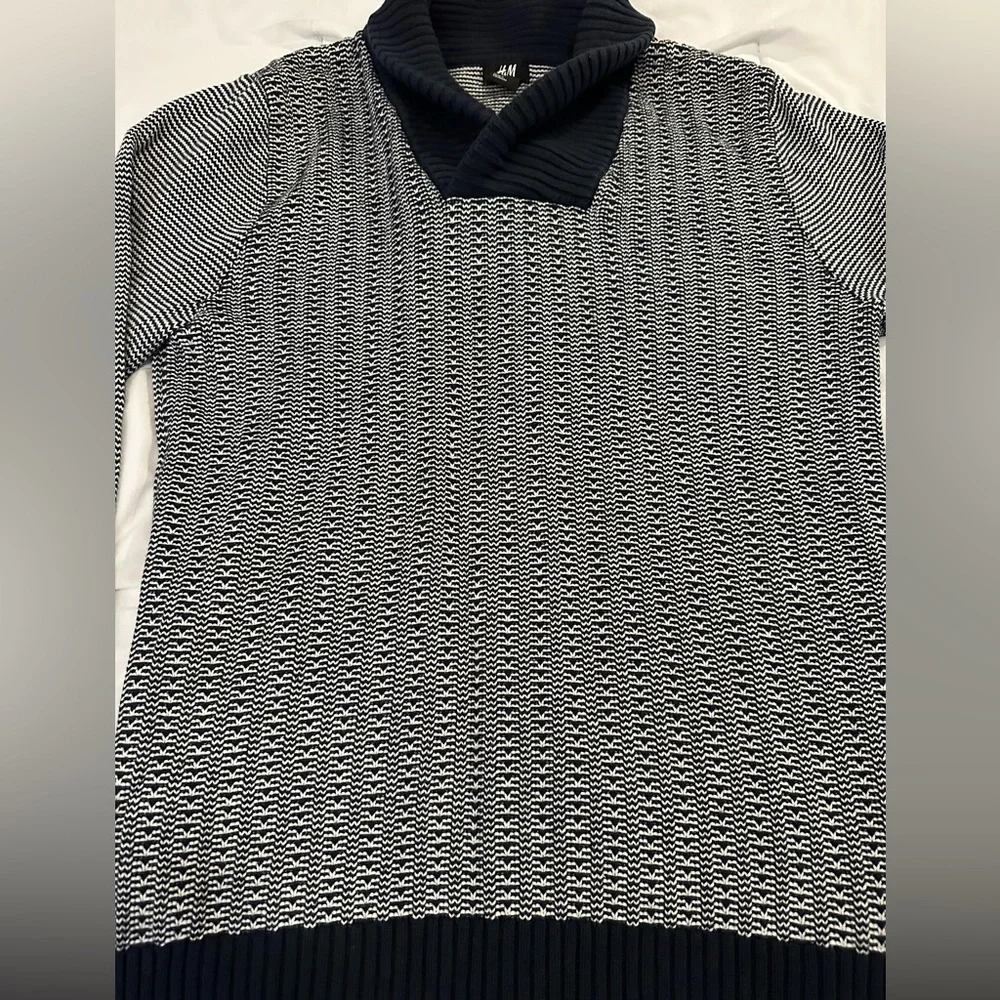 H&M sweater, small, thick material